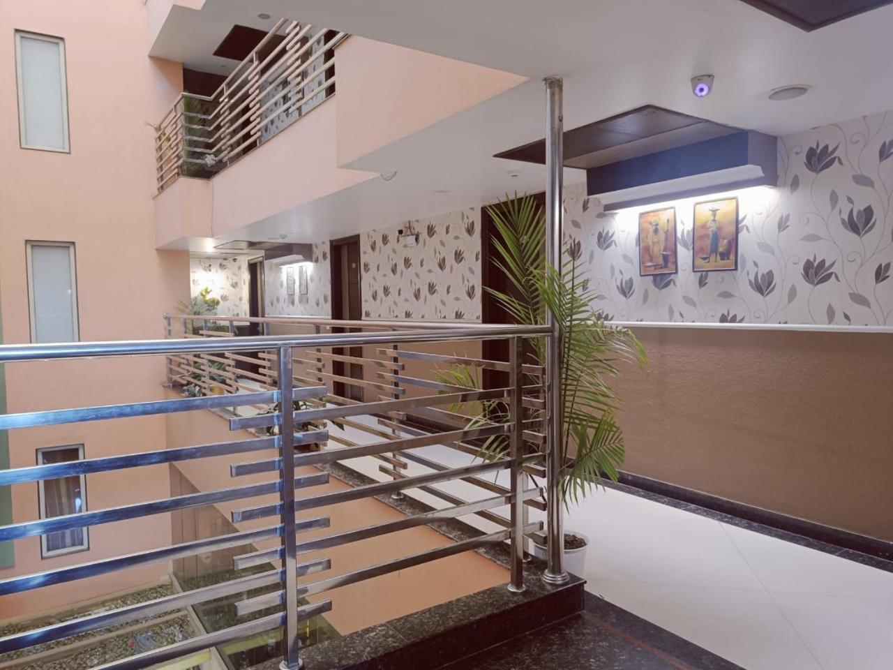 Hotel Waterfall Paschim Vihar Delhi Luaran gambar